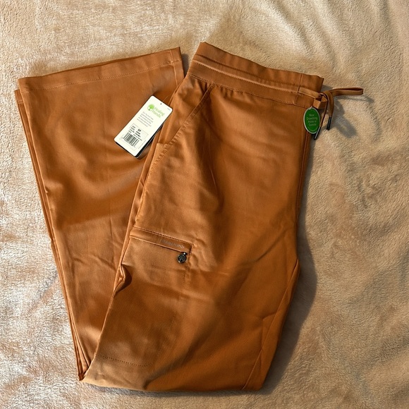 Healing Hands Scrubs - Picture 3 of 5